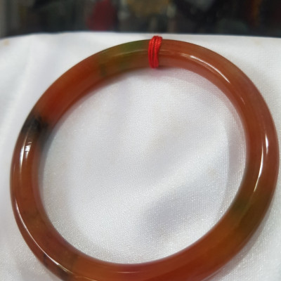 Vòng Mã Não Tứ Quý đỏ cam bóng Ni 55mm chột 7mm nặng 54kg đến 62Kg đeo đẹp là món trang sức tuyệt vời cho những cô nàng yêu thích phong cách thanh lịch và sang trọng ạ