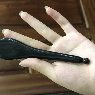 Cây massage mặt bằng sừng đen dày thần thánh (MH844) đánh bay vết nhăn da mặt mà không cần sử dụng bất kì loại kem dưỡng nào