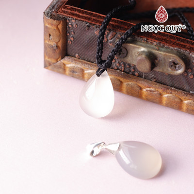 Mặt dây chuyền  giọt nước đá mã não trắng 13x18mm mệnh thủy, kim - Ngọc Quý Gemstones
