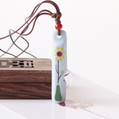 Vòng cổ gốm truyền thống còi vẽ hoa giao mầu ngẫu nhiên