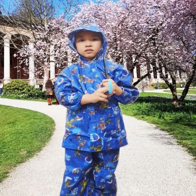 Áo mưa bộ  cho bé trai và  bé gái từ  3  -  10 tuổi , họa tiết hoạt hình dễ thương , vải dù  chống thấm , siêu bền  , có túi đựng xinh xắn , giao màu ngẫu nhiên