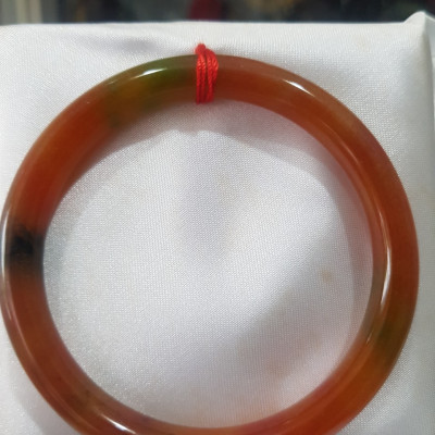 Vòng Mã Não Tứ Quý đỏ cam bóng Ni 55mm chột 7mm nặng 54kg đến 62Kg đeo đẹp là món trang sức tuyệt vời cho những cô nàng yêu thích phong cách thanh lịch và sang trọng ạ