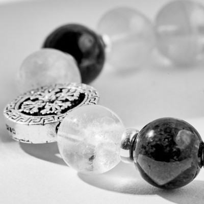 Vòng tay thạch anh ưu linh trắng charm hoa bạc Ngọc Quý Gemstones