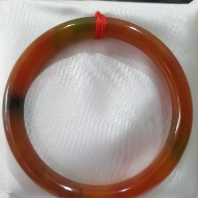 Vòng Mã Não Tứ Quý đỏ cam bóng Ni 55mm chột 7mm nặng 54kg đến 62Kg đeo đẹp là món trang sức tuyệt vời cho những cô nàng yêu thích phong cách thanh lịch và sang trọng ạ