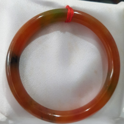 Vòng Mã Não Tứ Quý đỏ cam bóng Ni 55mm chột 7mm nặng 54kg đến 62Kg đeo đẹp là món trang sức tuyệt vời cho những cô nàng yêu thích phong cách thanh lịch và sang trọng ạ