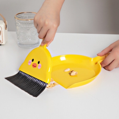 Chổi quét bụi bàn thờ mini đa năng  kèm ky hốt rác có lỗ treo lên  , được kết dày giúp  làm sạch bụi bẩn nhanh chóng ,dễ dàng gom bụi ở những khe nhỏ phù hợp cho mọi nơi trong nhà 