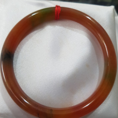 Vòng Mã Não Tứ Quý đỏ cam bóng Ni 55mm chột 7mm nặng 54kg đến 62Kg đeo đẹp là món trang sức tuyệt vời cho những cô nàng yêu thích phong cách thanh lịch và sang trọng ạ