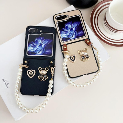 Ốp Lưng Da Cho Samsung Galaxy Z Flip 6 / Z Flip 5 Hình Chú Gấu Kèm Dây Ngọc Trai Ngắn - BUM STORE GALAXY CASE