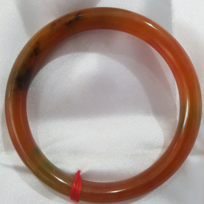 Vòng Mã Não Tứ Quý đỏ cam bóng Ni 55mm chột 7mm nặng 54kg đến 62Kg đeo đẹp là món trang sức tuyệt vời cho những cô nàng yêu thích phong cách thanh lịch và sang trọng ạ