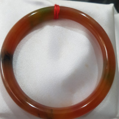 Vòng Mã Não Tứ Quý đỏ cam bóng Ni 55mm chột 7mm nặng 54kg đến 62Kg đeo đẹp là món trang sức tuyệt vời cho những cô nàng yêu thích phong cách thanh lịch và sang trọng ạ