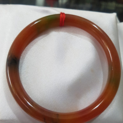 Vòng Mã Não Tứ Quý đỏ cam bóng Ni 55mm chột 7mm nặng 54kg đến 62Kg đeo đẹp là món trang sức tuyệt vời cho những cô nàng yêu thích phong cách thanh lịch và sang trọng ạ