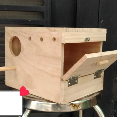 1 TỔ ĐẺ DÀNH CHO LOVEBIRD 24*18*18 (GỖ THÔNG NGUYÊN KHỐI CAO CẤP) đầy đủ cầu móc treo