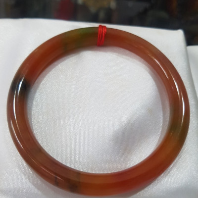 Vòng Mã Não Tứ Quý đỏ cam bóng Ni 55mm chột 7mm nặng 54kg đến 62Kg đeo đẹp là món trang sức tuyệt vời cho những cô nàng yêu thích phong cách thanh lịch và sang trọng ạ