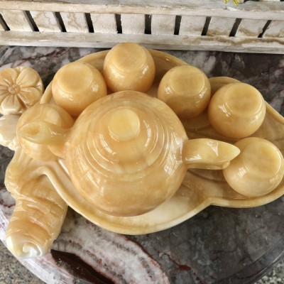 Bộ ấm trà với dĩa kiểu chếc lá trầu đá ngọc hoàng long