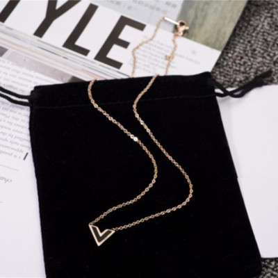 Dây chuyền nữ titan thời trang cao cấp mặt chữ V nền đen thép không gỉ trangsucpt 3 màu sắc DCNUT74