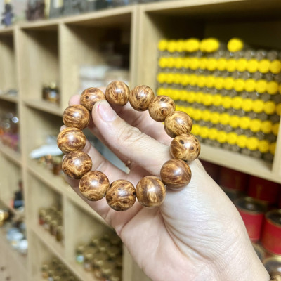 Vòng gỗ Nu huyết long - nu hoa - Size 18li loại VIP - nhiều tinh dầu, hút tài vận