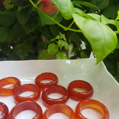 Chiếc Nhẫn Nam Đá Mã Não Đỏ Đỏ Cam Trơn  Size 19mm x cao 9mm x Dầy 4mm Mệnh Hỏa Thổ ạ  Ni nhẫn 19mm các anh đeo ngón cái hay bất kỳ ngón tay nào ni lọt vừa tay là 19mm đỏ đỏ cam cho may mắn cả năm ạ