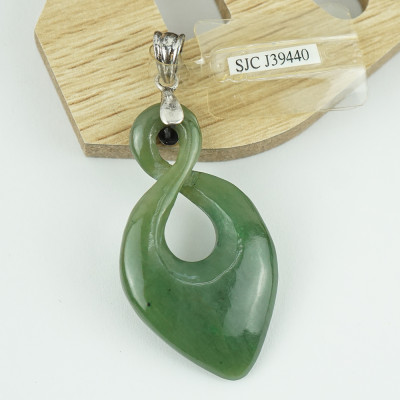 Mặt Dây Chuyền Kiểu Đá Ngọc Bích Nephrite Thiên Nhiên Kiểm Định