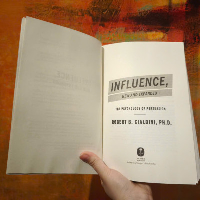 Sách - Influence, New and Expanded: The Psychology of Persuasion by Robert B Cialdini PhD/Business Culture›Motivation & Self-Improvement
