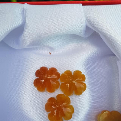 Mặt Bông Hoa cỏ 4 lá màu vàng cam nữ phối vòng tay,làm mặt nhẫn Chất liệu đá cẩm thạch size hạt 14mm x dầy 6mm Nữ về phối với vòng tay của mình đeo hay làm mặt nhẫn mặt dây chuyền đeo xinh ạ