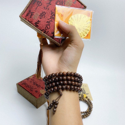 Vòng đeo tay trầm 108 hạt  kèm lá bồ đề , có hộp đựng  bằng gấm cao cấp , phù hợp  cho cả nam và nữ 