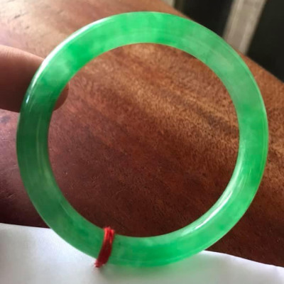 CHIẾC VÒNG ĐÁ CẨM THẠCH LÝ ĐẸP 50 XANH SÁNG TƯƠI BÓNG ĐẸP NỮ 48kg đến 56kg Đeo