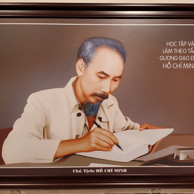 BÁC HỒ NGỒI LÀM VIỆC - TRANH IN DẦU