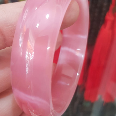 Vòng tay nữ đá mắt mèo Bản Hẹ Trắng mới Ni 60mm x Cao 18mm x Dầy 7mm Màu hồng tươi bóng sáng đẹp hợp Nữ mệnh hoả mệnh thổ Nữ 56kg - 65kg đeo ạ