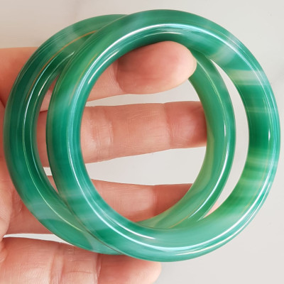 Vòng tay đá mã não xanh vân sọc trắng nhẹ mới Ni 53mm x cọng 9mm Vòng màu xanh ngọc đậm đều vân sọc đẹp ạ Nữ 52kg - 58kg đeo mệnh Mộc hỏa thủy ạ