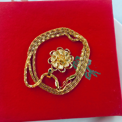 Set Mặt Dây Chuyền Mạ Vàng 18K Đúc Hình Hoa Mai 4 Tầng, Kèm dây chuyền Mạ vàng 18K và hộp đựng trang sức.