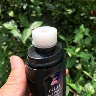 1 chai xi đánh giày Gloking, dạng lỏng dễ dàng ngấm sâu làm mềm và làm bóng da.