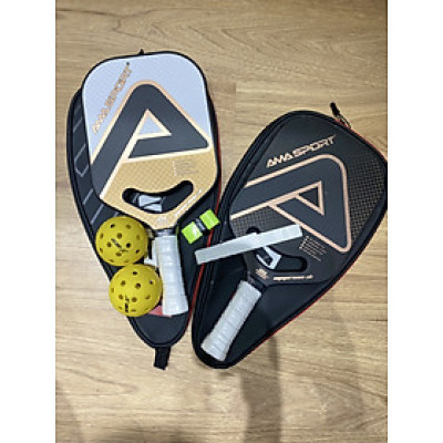 Bộ vợt pickleball AMA SPORT PP002 (gồm 1 vợt,2 bóng, cuốn cán,cuốn viền,túi da) bề mặt sợi carbon 3k dày 18mm cao cấp, diện tích mặt vợt rộng hơn so với các vợt thông thường.