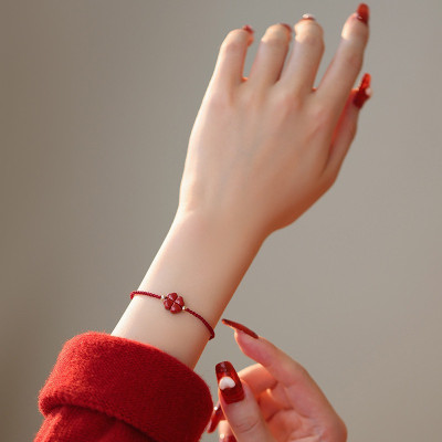 VÒNG TAY DÂY ĐỎ CỎ 4 LÁ CHU SA MAY MẮN TRONG CUỘC SỐNG