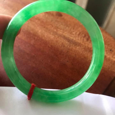 CHIẾC VÒNG ĐÁ CẨM THẠCH LÝ ĐẸP 50 XANH SÁNG TƯƠI BÓNG ĐẸP NỮ 48kg đến 56kg Đeo