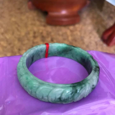 VÒNG TAY ĐÁ CẨM THẠCH TỰ NHIÊN BẢN HẸ TIỀN NGỌC 51MM TRẠM DÃY TIỀN MAY MẮN MÀU XANH NGỌC NHẸ LÊN ĐẬM DẦN ĐẸP Kích thước 51mmx độ dầy 6,5mm x Cao 14mm NỮ 48KG - 55KG ĐEO Ạ