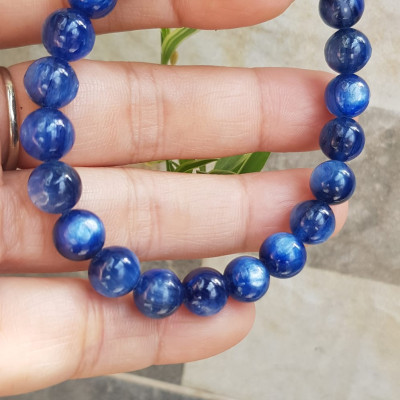 Vòng tay nữ đá  kyanite tự nhiên hay đá Sapphire nước xanh dương Đậm bóng đẹp 8mm đẹp sang tốt sức khỏe , mang lại may mắn, tài lộc nữ mệnh Thủy mệnh Mộc đeo ạ