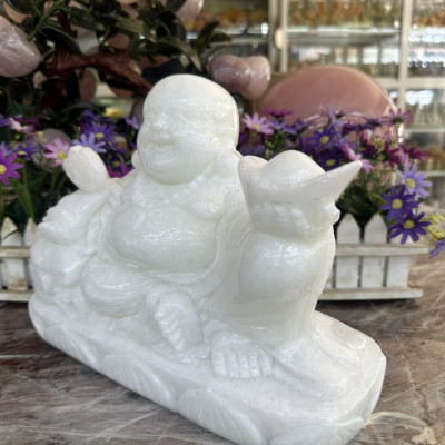 Tượng Phật Di Lặc ngồi cầm thỏi vàng phong thủy đá cẩm thạch trắng - Dài 30 cm