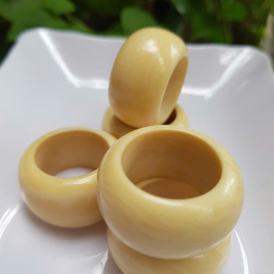 Nhẫn Nam Giả Ngà hay Xương Mỹ Nghệ màu trắng Ni 20mm Cao 16mm Dầy 5mm Dành Cho Các Anh Nam đeo nhẫn ngón tay cái hay bất kỳ ngón tay nào ni lọt vừa tay là 20mm rẻ vẫn đẹp như thường ạ