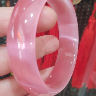 Vòng tay nữ đá mắt mèo Bản Hẹ Trắng mới Ni 60mm x Cao 18mm x Dầy 7mm Màu hồng tươi bóng sáng đẹp hợp Nữ mệnh hoả mệnh thổ Nữ 56kg - 65kg đeo ạ