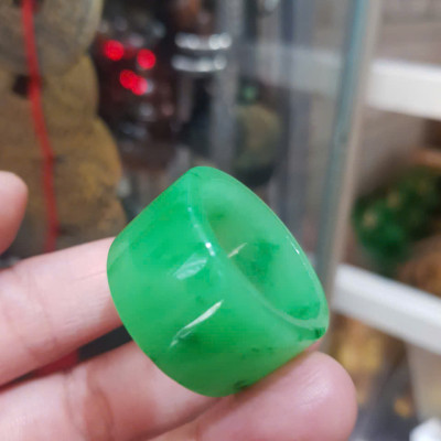 Nhẫn Càn Long Nam Xanh Ngọc Đẹp Ni TO 23mm x bản vuông cao 17mm x dầy 3mm Chất liệu Đá Cẩm Thạch Tự nhiên màu Xanh lá Hy Vọng Tươi quá đẹp chuẩn Hợp Nam mệnh Mộc Mệnh Hỏa đeo Ni 23mm lọt lòng ngón giữa ngón cái ạ