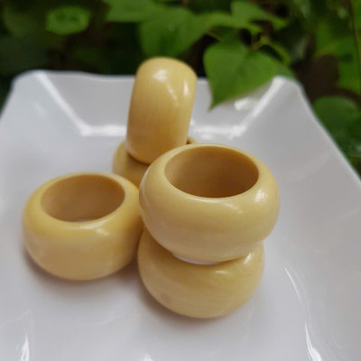 Nhẫn Nam Giả Ngà hay Xương Mỹ Nghệ màu trắng Ni 20mm Cao 16mm Dầy 5mm Dành Cho Các Anh Nam đeo nhẫn ngón tay cái hay bất kỳ ngón tay nào ni lọt vừa tay là 20mm rẻ vẫn đẹp như thường ạ