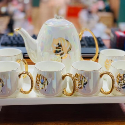 BỘ ẤM CHÉN KÈM KHAY CÓ CHÂN SỨ XƯƠNG CAO CẤP MÀU TRẮNG ÁNH TRAI HỌA TIẾT LÁ VÀNG ( GIAO HỌA TIẾT NGẪU NHIÊN )- VD714