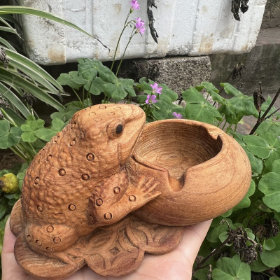 Gạt tàn khắc con cóc tài lộc bằng gỗ ngọc am thơm nức kt 15×10×7cm