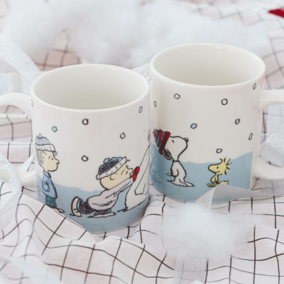 BỘ HAI CỐC CORNINGWARE, HÌNH SNOOPY SNOW, SỨ XƯƠNG, KÈM HỘP ĐỰNG
