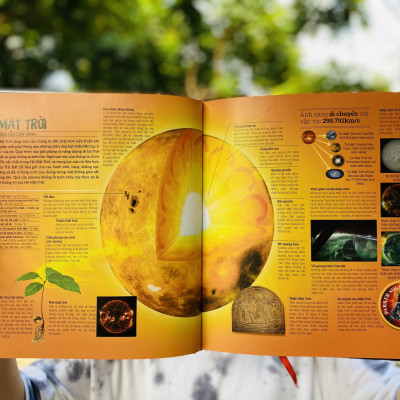 Sách Bách Khoa Toàn Thư -  Khám Phá Bí Ẩn Không Gian ( Space The Definitive Visual Catalog ) - Một Hành Trình Du Ngoạn Từ Trái Đất, Qua Hệ Mặt Trời Của Chúng Ta Và Ra Ngoài Vũ Trụ Vươn Tới Những Vì Sao - Á Châu Books