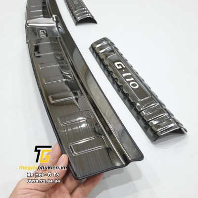 BỘ SẢN PHẨM Nẹp bước chân và ốp chống trầy cốp Hyundai Grand i10 2021 HATCHBACK - vân Titan