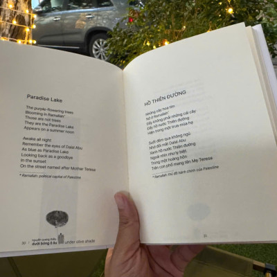 [Bìa dẻo, minh hoa có màu] DƯỚI BÓNG Ô LIU (UNDER OLIVE SHADE) – Nguyễn Quang Thiều – Nguyễn Thị Tuyết Ngân dịch  – NXB Hội nhà văn