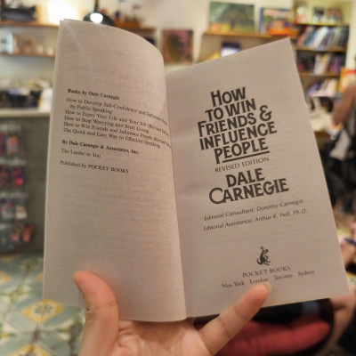 Sách - How to Win Friends and Influence People by Dale Carnegie - Self Help /Nonfiction/ Business