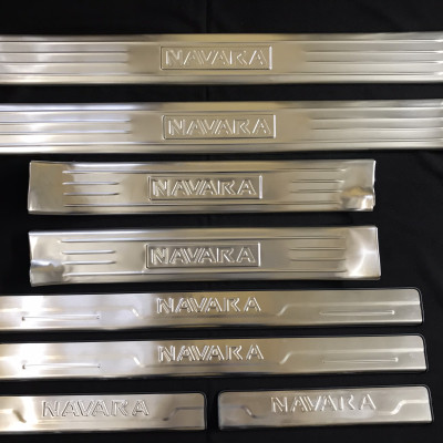 Ốp Bậc Cửa Trong, Ngoài Xe Nissan Navara 2015-2020, chất liệu Inox