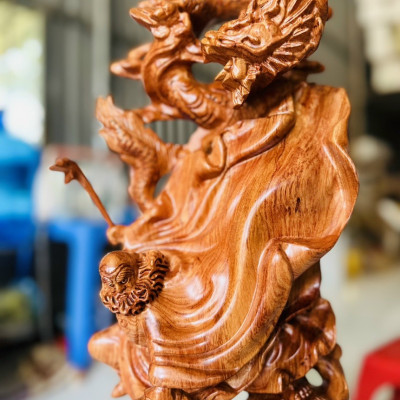 TƯỢNG ĐẠT MA SƯ TỔ TRẤN SƯ TỬ VÀ RỒNG BẰNG GỖ HƯƠNG ĐÁ KT CAO 60×24×14CM